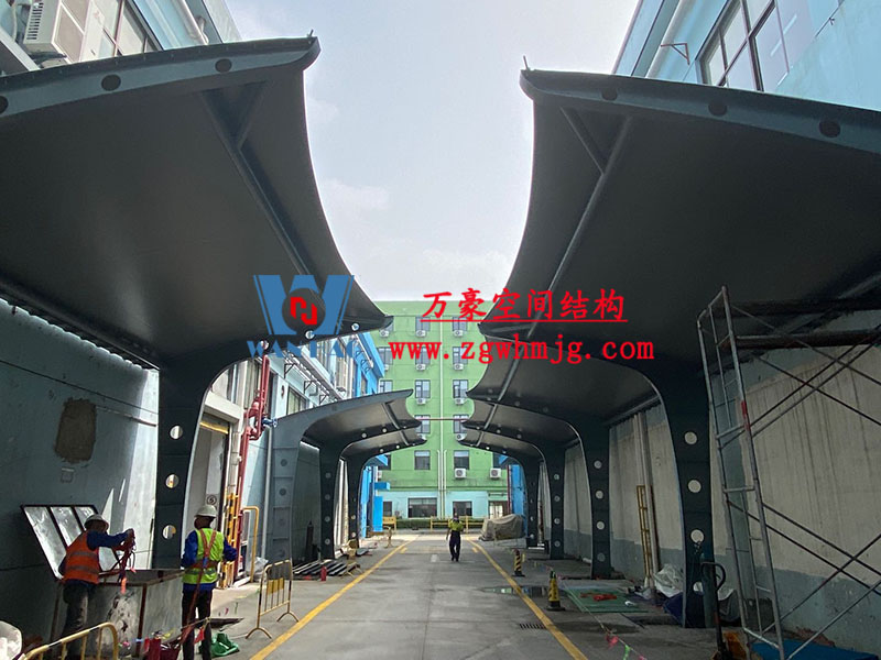 膜結(jié)構(gòu)車棚定做哪里好？膜結(jié)構(gòu)生產(chǎn)廠家哪家好？