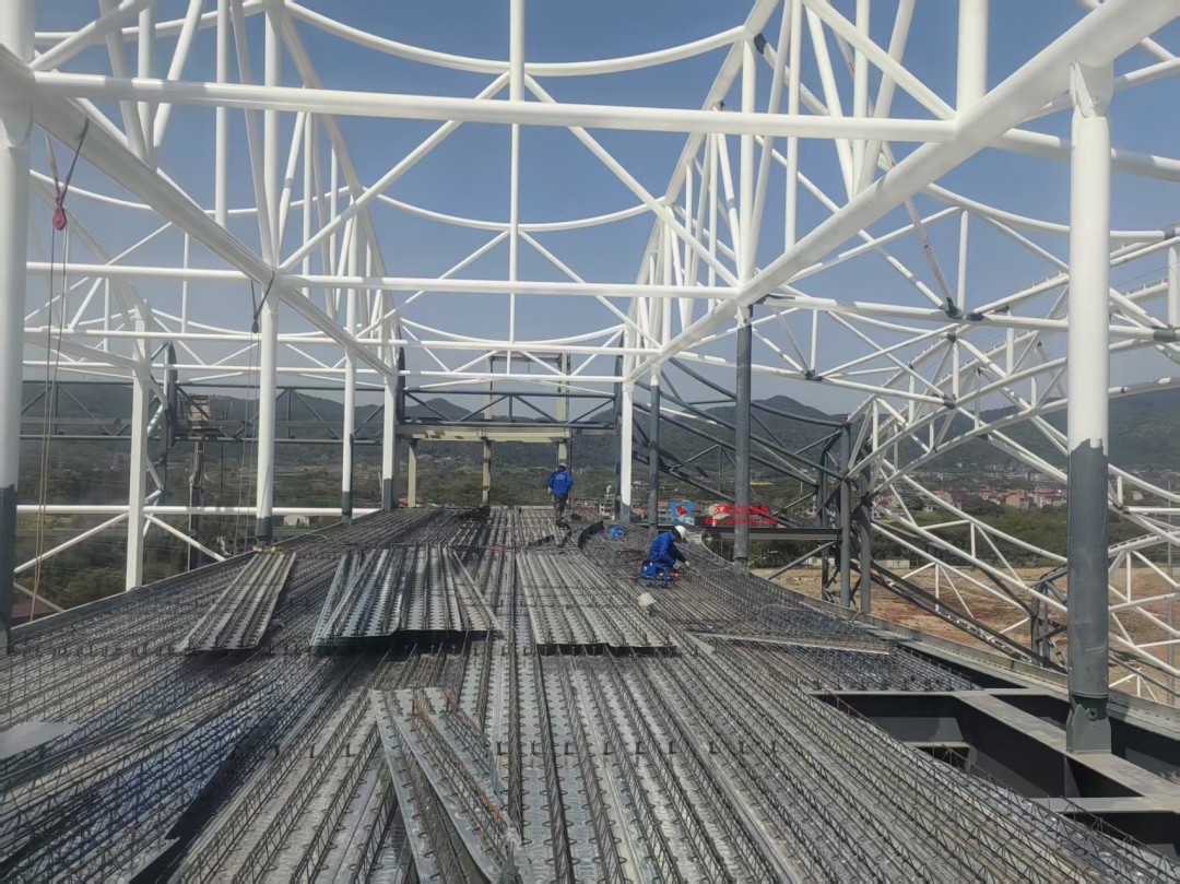 馭風逐沙,織就賽道美學——比亞迪紹興嵊州賽車場干拔沙坡觀景平臺鋼膜結(jié)構(gòu) 馭風逐沙,織就賽道美學——比亞迪紹興嵊州賽車場干拔沙坡觀景平臺鋼膜結(jié)構(gòu)