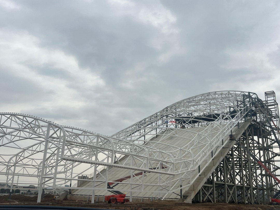 馭風逐沙,織就賽道美學——比亞迪紹興嵊州賽車場干拔沙坡觀景平臺鋼膜結(jié)構(gòu) 馭風逐沙,織就賽道美學——比亞迪紹興嵊州賽車場干拔沙坡觀景平臺鋼膜結(jié)構(gòu)