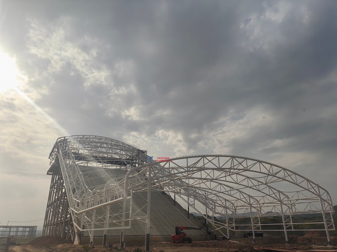 馭風逐沙,織就賽道美學——比亞迪紹興嵊州賽車場干拔沙坡觀景平臺鋼膜結(jié)構(gòu) 馭風逐沙,織就賽道美學——比亞迪紹興嵊州賽車場干拔沙坡觀景平臺鋼膜結(jié)構(gòu)