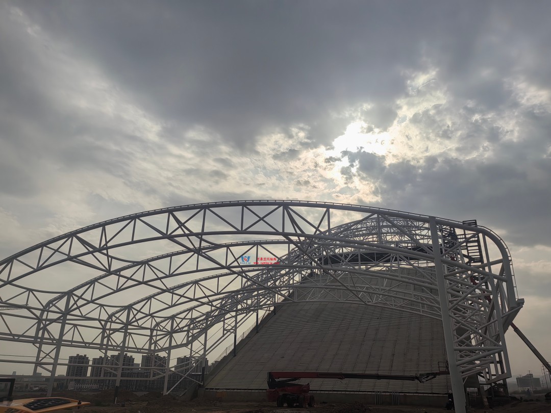 馭風逐沙,織就賽道美學——比亞迪紹興嵊州賽車場干拔沙坡觀景平臺鋼膜結(jié)構(gòu) 馭風逐沙,織就賽道美學——比亞迪紹興嵊州賽車場干拔沙坡觀景平臺鋼膜結(jié)構(gòu)