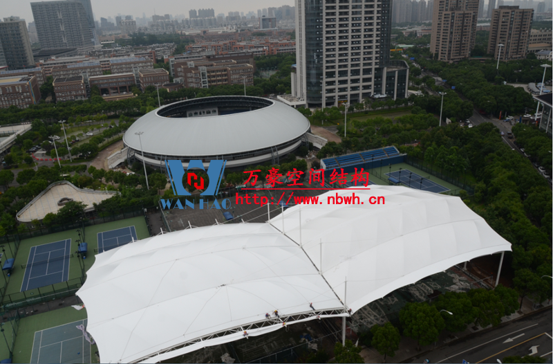 膜結(jié)構(gòu)遮陽(yáng)雨棚有哪些特點(diǎn)？如何選擇合適的膜結(jié)構(gòu)遮陽(yáng)棚公司？