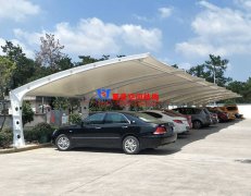 為何膜結(jié)構(gòu)車(chē)棚越來(lái)越受歡迎？小轎車(chē)車(chē)棚為什么都選用膜結(jié)構(gòu)車(chē)棚？