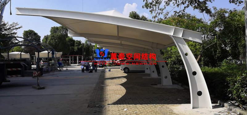 膜結構停車棚
