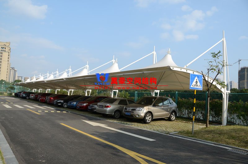 單側吊帽型膜結構車棚