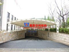 地下車庫(kù)雨棚什么材料好？膜結(jié)構(gòu)為什么是地下車庫(kù)雨棚材料的優(yōu)先選擇？